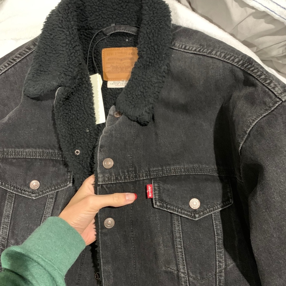 Levi’s Black denim trucker jacket!! Size Large.
